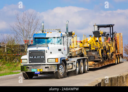 Ein Mack Granite Lkw Hols schneeräumgeräte an der Tennessee Verkehrsministerium, 13. März 2018 in Knoxville, Tennessee. Stockfoto