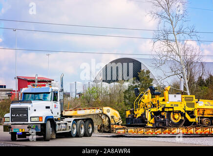 Ein Mack Granite Lkw Hols schneeräumgeräte an der Tennessee Verkehrsministerium, 13. März 2018 in Knoxville, Tennessee. Stockfoto