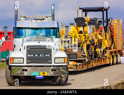 Ein Mack Granite Lkw Hols schneeräumgeräte an der Tennessee Verkehrsministerium, 13. März 2018 in Knoxville, Tennessee. Stockfoto