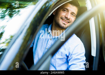 Prüfung von seinem neuen Auto. Zuversichtlich reifer Mann in formale Öffnen der Autotür in der Händlerniederlassung Stockfoto