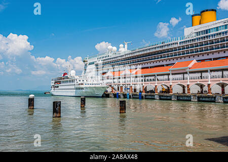 Fahrgastschiffe, die im Hafen von Penang, Straße von Malakka vertäut. Malaysia Stockfoto