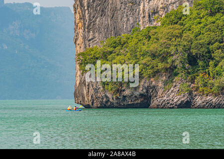Segeln zwischen den Inseln mit Bergen von Kalkstein Formation in der Andaman See. Thailand Stockfoto