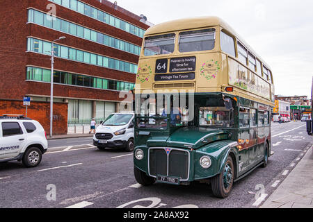 Ein Vintage Doppeldecker Tea time bus tour in Dublin, Irland Stockfoto