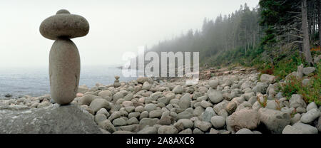 USA, Maine, Acadia National Park, Cairn am felsigen Strand Stockfoto