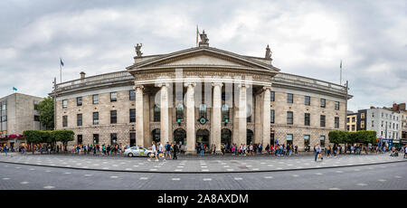 Panoramablick auf das General Post Office Gebäude an einem bewölkten Tag in Dublin, Irland Stockfoto