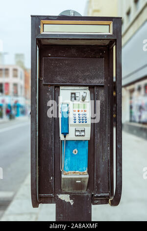 Alte öffentliches Telefon auf der Straße in Dublin, Irland Stockfoto
