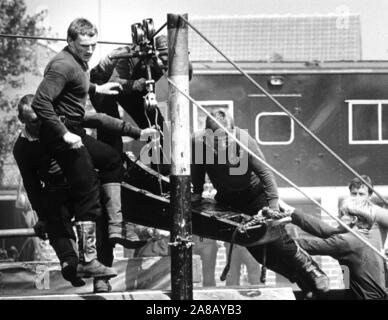 AJAXNETPHOTO. 1984. GOSPORT, England. - Feld GUN TRAINING - Fleet Air Arm BEREICH GUN TEAM IN DER PRAXIS AUSBILDUNG FÜR DIE EARLS COURT, LONDON, ROYAL TURNIER KONKURRENZ AN IHRE AUSBILDUNG an der HMS DAEDALUS. Foto: Jonathan Eastland/AJAX REF: 1984 3 Stockfoto