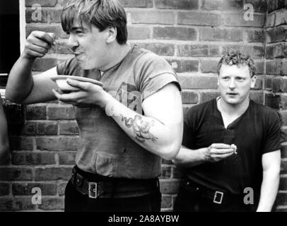 AJAXNETPHOTO. 1984. GOSPORT, England. - Feld GUN TRAINING - TIME OUT-Fleet Air Arm BEREICH GUN TEAM MITGLIEDER NEHMEN EINE DRINGEND BENÖTIGTE PAUSE VOM TRAINING PRAXIS FÜR DIE EARLS COURT, LONDON, ROYAL TURNIER KONKURRENZ AN IHRE AUSBILDUNG an der HMS DAEDALUS. Foto: Jonathan Eastland/AJAX REF: 1984 6 Stockfoto