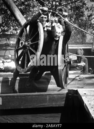 AJAXNETPHOTO. 1984. GOSPORT, England. - Feld GUN TRAINING - RÄDER! - FLEET AIR ARM BEREICH GUN TEAM PRAXIS über den Abgrund für die EARLS COURT, LONDON, ROYAL TURNIER KONKURRENZ AN IHRE AUSBILDUNG an der HMS DAEDALUS. Foto: Jonathan Eastland/AJAX REF: 1984 8 Stockfoto