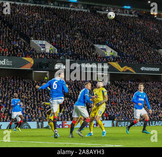 Glasgow, UK. 07 Nov, 2019. Glasgow Rangers spielte ihre vierte UEFA Europa League Gruppe G Befestigung an ihre Heimat, das Ibrox Stadium, Glasgow gegen den FC Porto aus Portugal. Dies war das Rückspiel gegen Porto, wenn die Kerbe war ein Unentschieden bei 1 -1 im Estádio do Dragão, und dies war ein wichtiges Spiel für beide Mannschaften. Förster hat 2 - 0. Credit: Findlay/Alamy leben Nachrichten Stockfoto