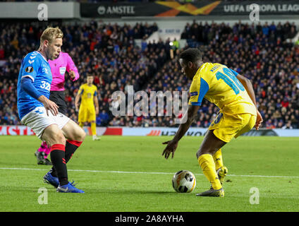 Glasgow, UK. 07 Nov, 2019. Glasgow Rangers spielte ihre vierte UEFA Europa League Gruppe G Befestigung an ihre Heimat, das Ibrox Stadium, Glasgow gegen den FC Porto aus Portugal. Dies war das Rückspiel gegen Porto, wenn die Kerbe war ein Unentschieden bei 1 -1 im Estádio do Dragão, und dies war ein wichtiges Spiel für beide Mannschaften. Förster hat 2 - 0. Credit: Findlay/Alamy leben Nachrichten Stockfoto