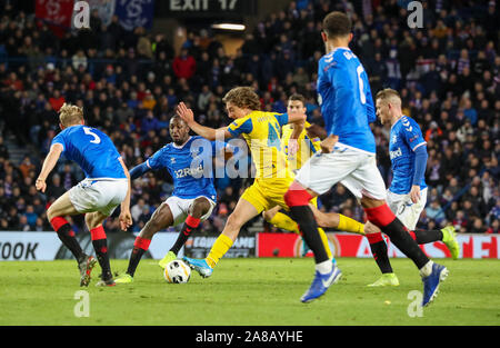 Glasgow, UK. 07 Nov, 2019. Glasgow Rangers spielte ihre vierte UEFA Europa League Gruppe G Befestigung an ihre Heimat, das Ibrox Stadium, Glasgow gegen den FC Porto aus Portugal. Dies war das Rückspiel gegen Porto, wenn die Kerbe war ein Unentschieden bei 1 -1 im Estádio do Dragão, und dies war ein wichtiges Spiel für beide Mannschaften. Förster hat 2 - 0. Credit: Findlay/Alamy leben Nachrichten Stockfoto