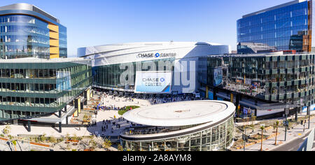 Nov 2, 2019 San Francisco/CA/USA - Hohe Betrachtungswinkel des neu eröffneten Chase Center Arena und der neuen UBER Sitz in der Mission Bay Distric Stockfoto