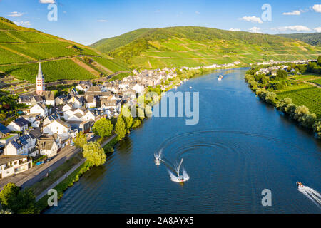 Hügeln mit Weinbergen und Kirche in Merl Dorf Zell (Mosel), Stadt, Rheinland-Pfalz, Deutschland. Wasserski, Hausbooten, Schnellbooten auf der Mosel r Stockfoto