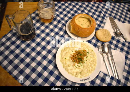 Traditionelle slowakische Speisen und Getränke auf den Tisch zum Abendessen. Dunkle und helle Biere, Kartoffelknödel mit Speck und Knoblauch Suppe mit Brot. Stockfoto