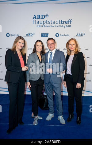 07 November 2019, Berlin: Tina Hassel (L-R), Studio Director und Editor-in-chief des Fernsehens in der ARD Hauptstadt studio, Anne Will, Fernsehmoderator, Volker Herres, Programmdirektor des Ersten Deutschen Fernsehens (ARD), und Patricia Schlesinger, künstlerischer Leiter des Rundfunk Berlin-Brandenburg (RBB), stand vor einer Fotowand im ARD Hauptstadt Treffpunkt in der ARD Hauptstadt Studio. Prominente Vertreter aus Politik, Medien, Wirtschaft und Kultur werden erwartet, um den Dialog zwischen Politik und Medien in der ARD Hauptstadt Studio zu besuchen. Foto: Christoph Soeder/dpa Stockfoto