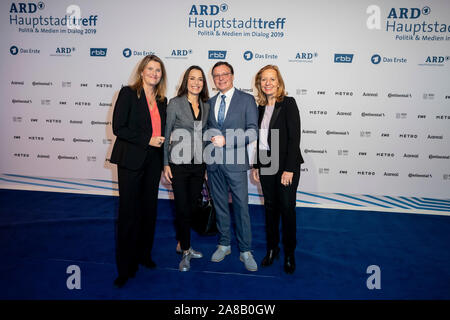 07 November 2019, Berlin: Tina Hassel (L-R), Studio Director und Editor-in-chief des Fernsehens in der ARD Hauptstadt studio, Anne Will, Fernsehmoderator, Volker Herres, Programmdirektor des Ersten Deutschen Fernsehens (ARD), und Patricia Schlesinger, künstlerischer Leiter des Rundfunk Berlin-Brandenburg (RBB), stand vor einer Fotowand im ARD Hauptstadt Treffpunkt in der ARD Hauptstadt Studio. Prominente Vertreter aus Politik, Medien, Wirtschaft und Kultur werden erwartet, um den Dialog zwischen Politik und Medien in der ARD Hauptstadt Studio zu besuchen. Foto: Christoph Soeder/dpa Stockfoto