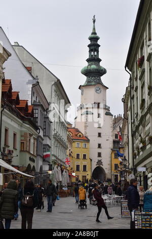 Gepflasterten Straße in der Altstadt von Bratislava in der Slowakei. Stadt Zentrum der Slowakei, die jüngste europäische Land. Traditionelle europäische Architektur. Stockfoto