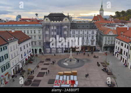 Eine geführte Free Walking Tour die Kopfsteinpflasterstraßen der slowakischen Hauptstadt zu erkunden. Ansicht von oben von einem Kirchturm. Stockfoto