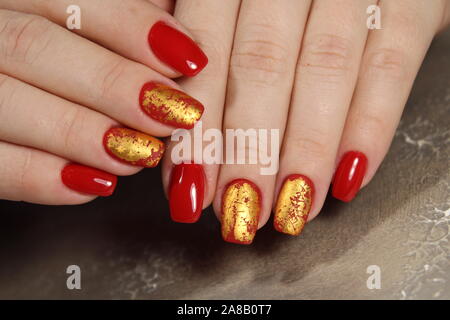 Nahaufnahme einer schönen weiblichen Händen mit eleganten Maniküre Stockfoto