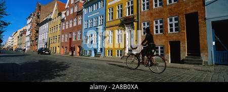 Frau auf einem Fahrrad, Kopenhagen, Dänemark Stockfoto