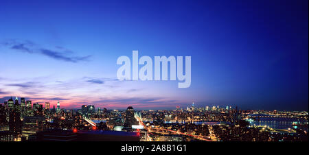 Luftaufnahme von einer Stadt in der Dämmerung, Manhattan, New York City, New York State, USA Stockfoto
