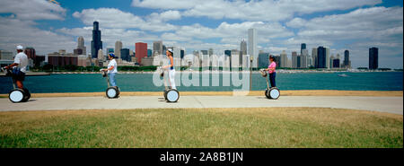 Seite Profil von vier Leuten, Segways, Chicago, Illinois, USA Stockfoto
