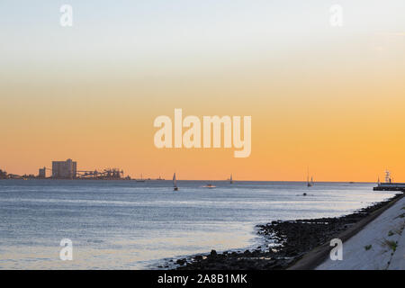 Sonnenuntergang über dem Fluss Tejo, Lissabon, Portugal Stockfoto