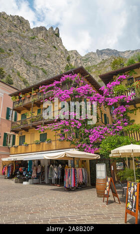 LIMONE SUL GARDA, ITALIEN - 9. Mai 2015: - Der kleine Platz unter den Alpen Felsen auf dem Lago di Garda See. Stockfoto