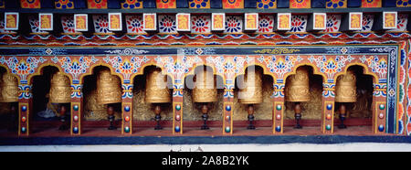 Gebetsmühlen In einem Tempel, chimi Lhakhang, Punakha, Bhutan Stockfoto