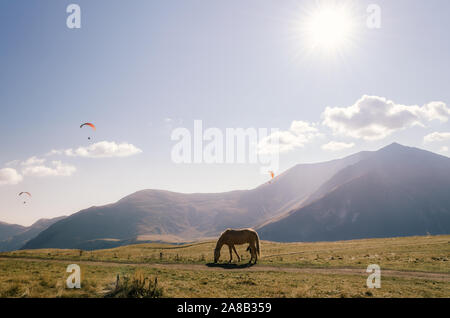 Hintergrund Landschaft reiten und in der Nähe der Berg- und Fallschirmjäger in den Himmel in Georgien auf einen Herbst Tag Stockfoto