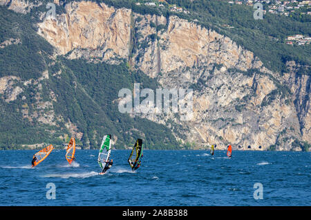 MALCESINE, Italien, 13. Juni 2019: Die Windsurfer auf dem Lago di Garda. Stockfoto