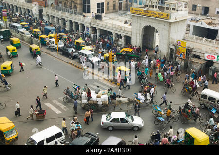 Hohe Betrachtungswinkel und der Verkehr auf der Straße, HC Sen Straße, Chandni Chowk, Old Delhi, Delhi, Indien Stockfoto