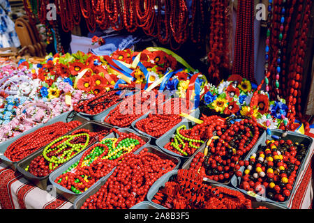 Rote Perlen aus Holz. Hell. Stockfoto