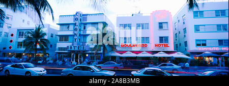 Der Verkehr auf der Straße vor der Hotels, Ocean Drive, Miami, Florida, USA Stockfoto