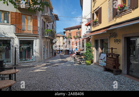 MALCESINE, Italien, 13. Juni 2019: Der kleine Platz der Altstadt am Ufer des Lago di Garda See. Stockfoto