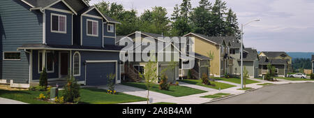 Neu gebaute Häuser entlang einer Straße, Snohomish County, Washington State, USA Stockfoto