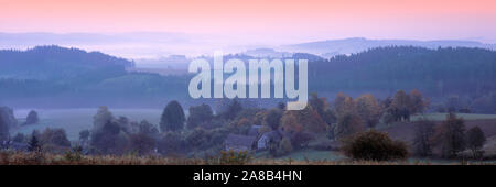 Hohen winkel Blick auf die Häuser und Bäume auf einer Landschaft, Südböhmen, Tschechische Republik Stockfoto