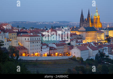 Prag - das Schloss, Hradschin, Veitsdom in der Abenddämmerung. Stockfoto