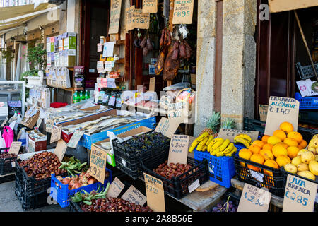 Obst und Gemüse und Fleisch an den lokalen Markt in Ponte de Lima, Minho, Portugal, Europa Stockfoto