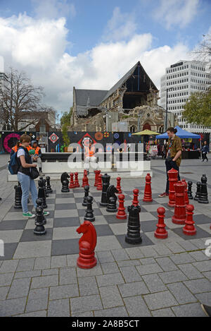 CHRISTCHURCH, NEUSEELAND, Oktober 12, 2019: Ein junges Paar versuchen, ihre Fähigkeiten auf dem riesigen Schachbrett am Cathedral Square Stockfoto