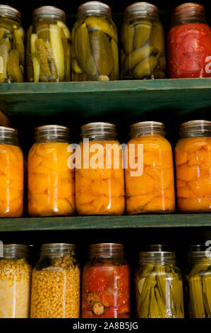 Nahaufnahme der Essiggurke Gläser, Living History Farm am LBJ Ranch, Johnson City, Texas, USA Stockfoto