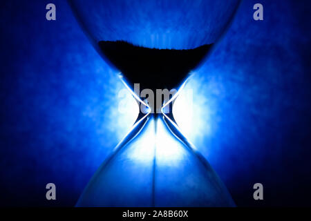 Crystal Sanduhr auf blauem Hintergrund, inspirierende Zeit Konzept Stockfoto