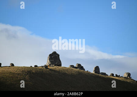 Seltsame Wolkenformationen wehen über den felsigen Landschaft der Castle Hill, Südinsel, Neuseeland Stockfoto