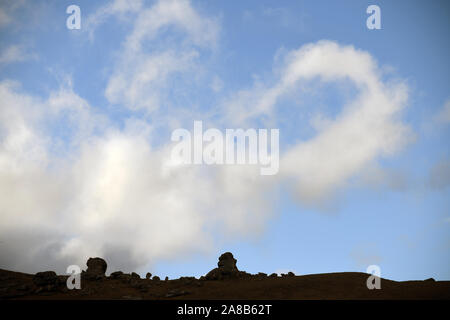 Seltsame Wolkenformationen wehen über den felsigen Landschaft der Castle Hill, Südinsel, Neuseeland Stockfoto