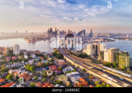 Warringah Freeway in Sydney Harbour Bridge entlang Kirribilli Vorort von Sydney North Shore in der Innenstadt mit den wichtigsten Sehenswürdigkeiten. Stockfoto