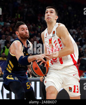 Belgrad. 7 Nov, 2019. Von Crvena Zvezda Ognjen Dobric (R) Mias mit Real Madrid Rudy Fernandez während der Euroleague basketball Regular Season Match zwischen Crvena Zvezda und Real Madrid in Belgrad, Serbien an November 7, 2019. Credit: Predrag Milosavljevic/Xinhua/Alamy leben Nachrichten Stockfoto