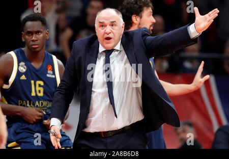 Belgrad. 7 Nov, 2019. Real Madrids Trainer Pablo Laso Gesten während der Euroleague basketball Regular Season Match zwischen Crvena Zvezda und Real Madrid in Belgrad, Serbien an November 7, 2019. Credit: Predrag Milosavljevic/Xinhua/Alamy leben Nachrichten Stockfoto