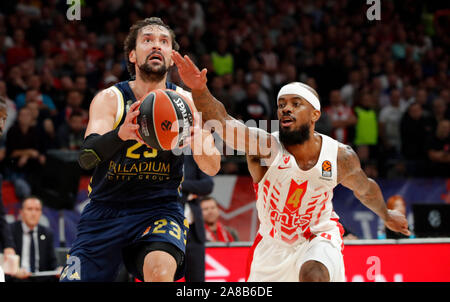 Belgrad. 7 Nov, 2019. Real Madrids Sergio Llull (L) Mias mit Crvena Zvezda Lorenzo Braun während der Euroleague basketball Regular Season Match zwischen Crvena Zvezda und Real Madrid in Belgrad, Serbien an November 7, 2019. Credit: Predrag Milosavljevic/Xinhua/Alamy leben Nachrichten Stockfoto