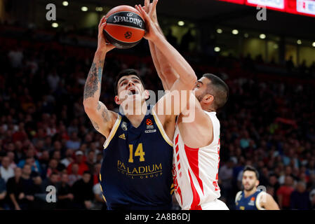 Belgrad. 7 Nov, 2019. Von Real Madrid Gabriel Deck (L) Mias mit Crvena Zvezda Branko Lazic während der Euroleague basketball Regular Season Match zwischen Crvena Zvezda und Real Madrid in Belgrad, Serbien an November 7, 2019. Credit: Predrag Milosavljevic/Xinhua/Alamy leben Nachrichten Stockfoto